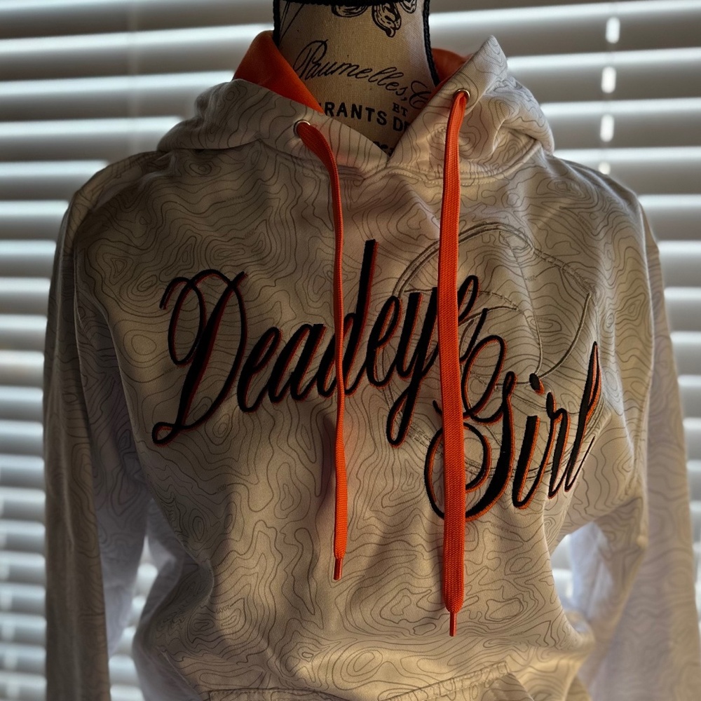 DEADEYE Women's 'DEADEYE GIRL' White PULL-OVER CONTOUR DESIGN HOODIE -Small